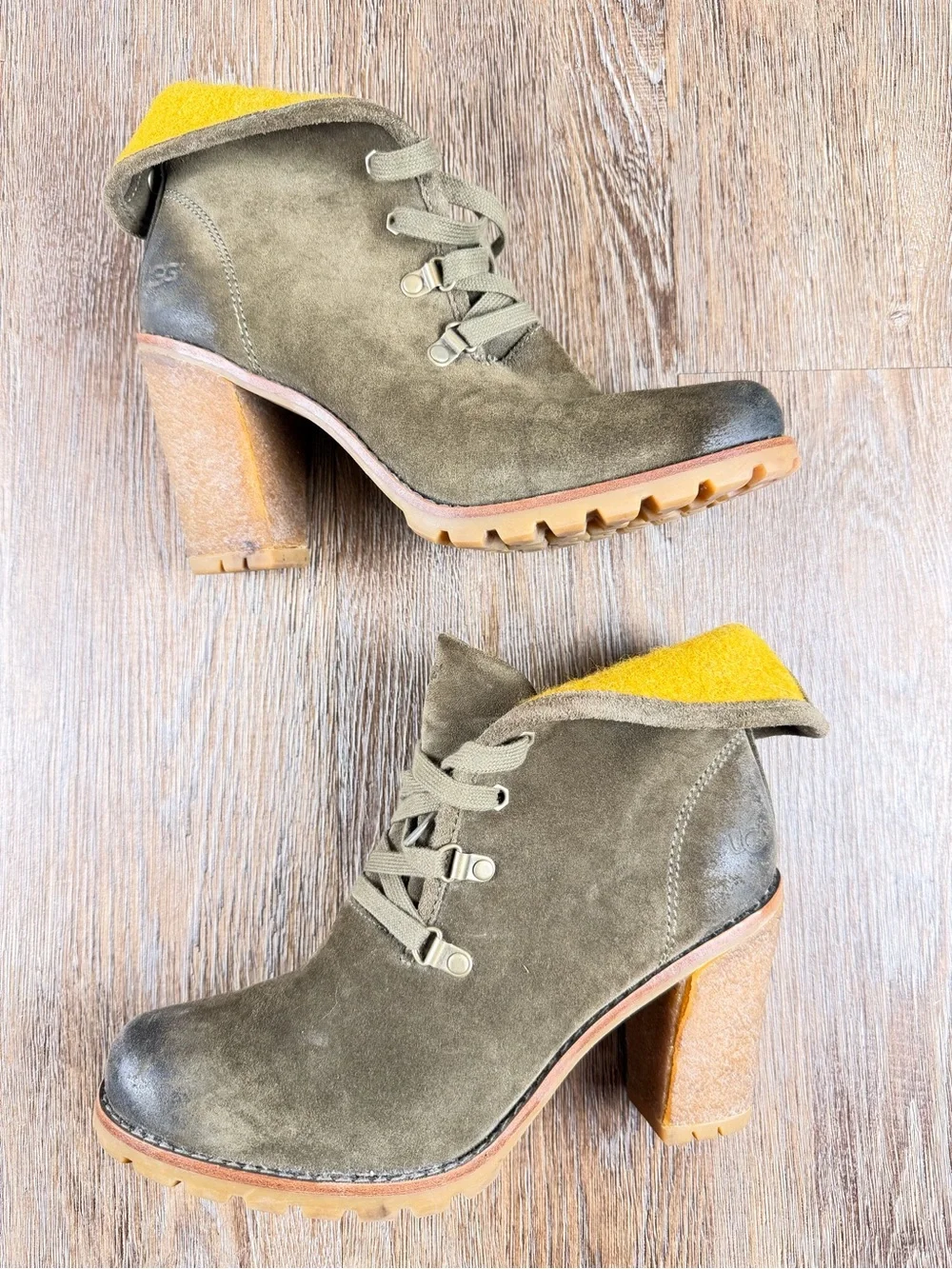 UGG Australia Calynda Suede Lace-Up Heeled Ankle Booties Olive Sheepskin | 9